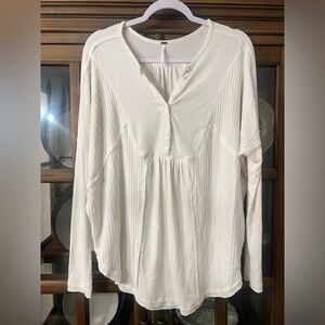 Free People 
Leo Henley Tee In White
Size small